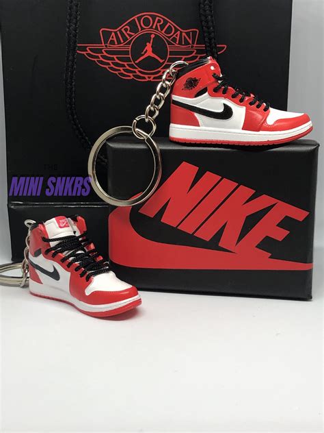 jordan 1 shoe keychain.